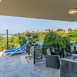 Beach Front Apartment In Pula Appartement