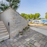 Beach Front Apartment In Pula Appartement